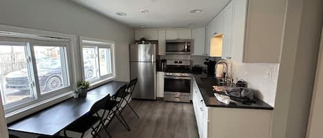 KĂŒhlschrank, Mikrowelle, Ofen, Herdplatte