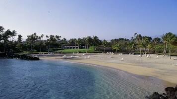 Chaises longues, serviettes de plage