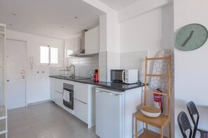 Jääkaappi, mikroaaltouuni, uuni, astianpesukone