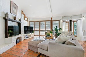 Smart TV, fireplace, Netflix, DVD player