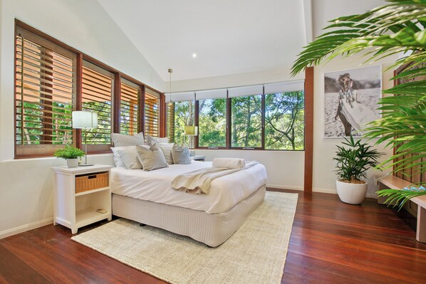 4 bedrooms, iron/ironing board, free WiFi, bed sheets - Little Cove 4BR Home, Pool, Pool table, Sleeps 16 (Noosa Heads)