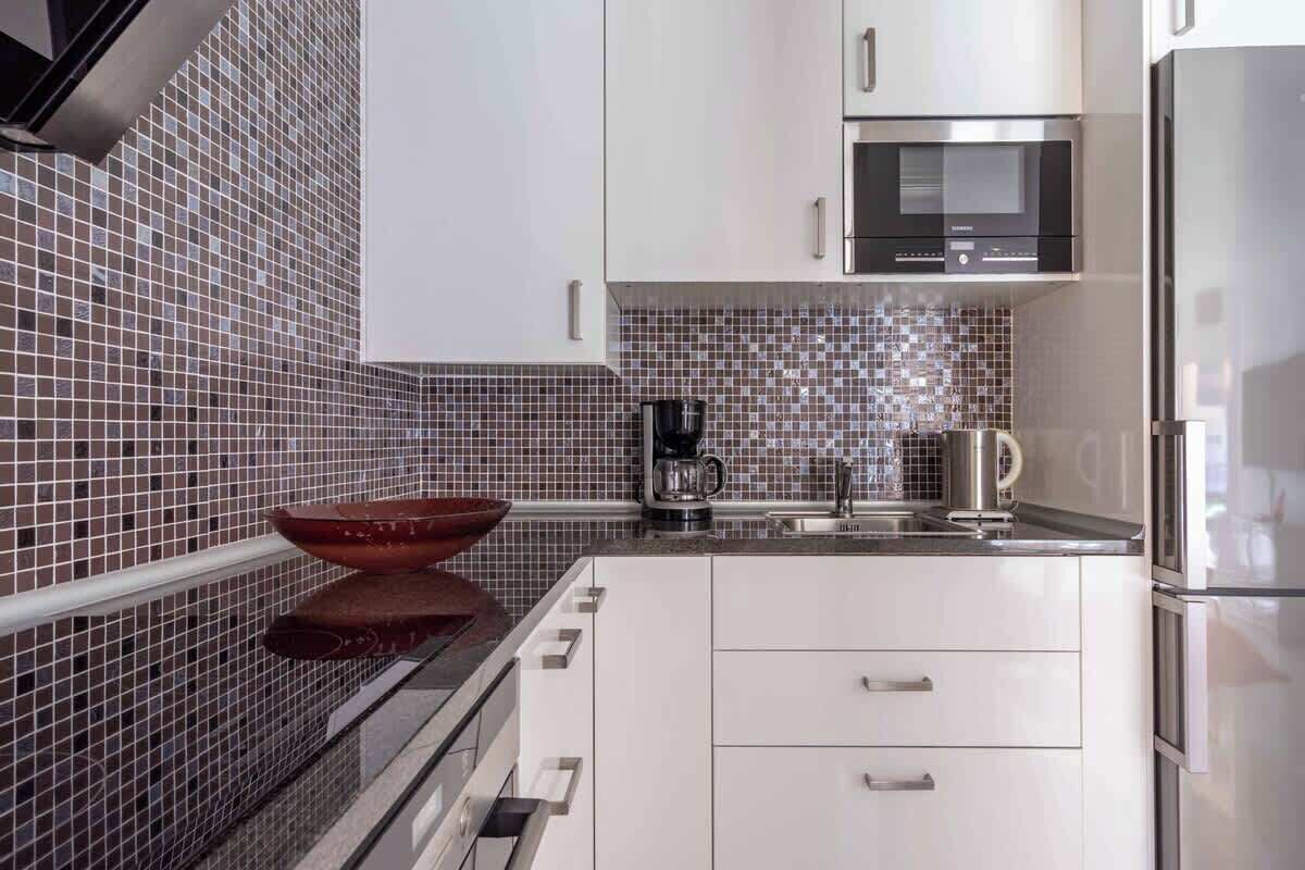 Kjøleskap, mikrobølgeovn, ovn og kokeplater