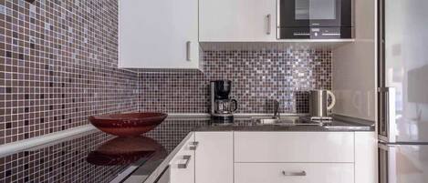 Frigorifero, microonde, forno, piano cottura