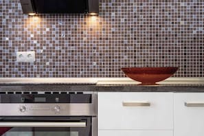 Frigorífico, microondas, horno y placa de cocina