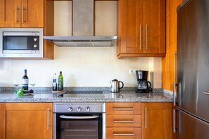 Kjøleskap, mikrobølgeovn, ovn og kokeplater