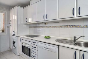 Kjøleskap, mikrobølgeovn, ovn og kokeplater