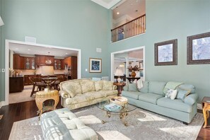 Smart TV, caminetto, videogiochi, libri