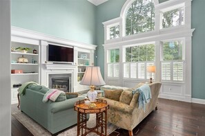 TV connectée, cheminée, jeux vidéo, livres