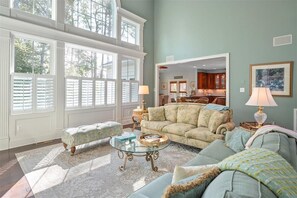 TV connectée, cheminée, jeux vidéo, livres