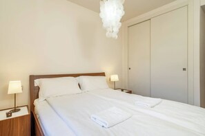 2 habitaciones, tabla de planchar con plancha y cuna de viaje 