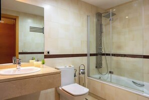 Baignoire, séchoir à cheveux, serviettes fournies, shampooing