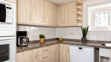 Een koelkast, een magnetron, een oven, een kookplaat