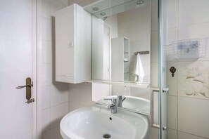 Shower, free toiletries, hair dryer, towels