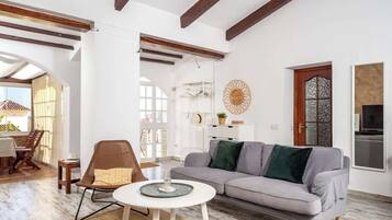 Smart-tv, een open haard en een kantoor