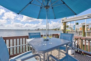 Outdoor dining - Nettles Island Waterfront with Dock & steps from Beach-plus Golf Cart Credit (Jensen Beach)