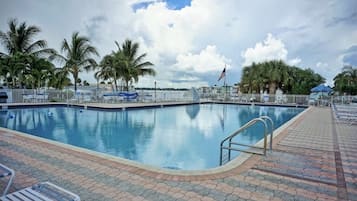 Piscine extérieure, piscine chauffée