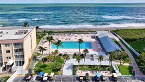 Ein Resort mit Pool, Strand und Meerblick.