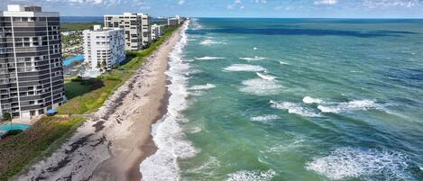 En la playa, sillas reclinables de playa, toallas de playa