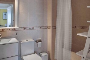 Badewanne, kostenlose Toilettenartikel, Haartrockner, Handtücher