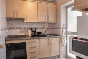 Kylskåp, mikrovågsugn, ugn och spishäll