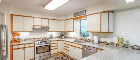 冷蔵庫、電子レンジ、オーブン、コンロ