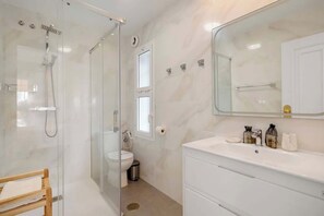 Shower, hair dryer, bidet, towels