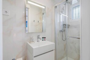 Douche, sèche-cheveux