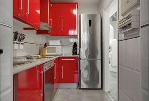 Kjøleskap, mikrobølgeovn, ovn og kokeplater