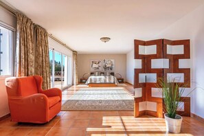 4 bedrooms, desk, iron/ironing board, free WiFi