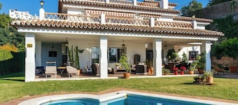 Stunning villa with pool by Costarentals - Ref 41