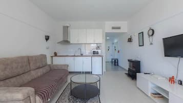 Una televisión, una chimenea, una oficina