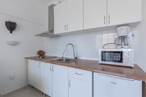 Fridge, microwave, oven, stovetop - Hotel Las Palmeras studio by Costarentals - Ref 56 (Costa del Sol)