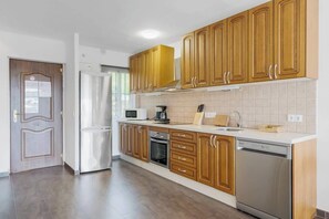 Fridge, microwave, oven, stovetop - Charming seaview apt by Costarentals - Ref 49 (Las Lagunas de Mijas)