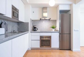 Réfrigérateur, micro-ondes, four, plaque de cuisson