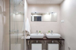 Shower, hair dryer, towels