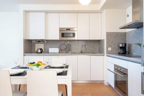 Réfrigérateur, micro-ondes, four, plaque de cuisson