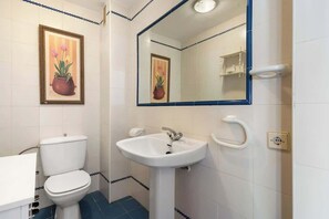 Bathtub, free toiletries, hair dryer, towels