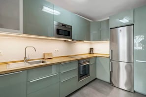 Fridge, microwave, oven, stovetop - Apt ideal location by Costarentals - Ref 138 (Fuengirola)