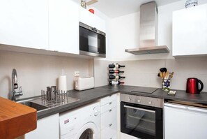 Kjøleskap, mikrobølgeovn, ovn og kokeplater