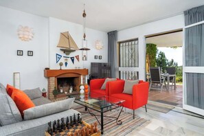 Smart TV, chimenea y oficina 