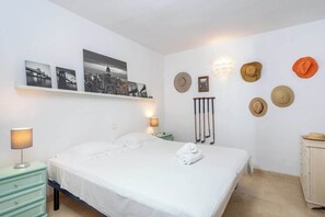 2 habitaciones, tabla de planchar con plancha y cuna de viaje 