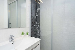 Douche, sĂšche-cheveux, shampoing