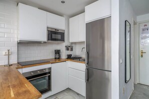 Réfrigérateur, four à micro-ondes, un four, surface de cuisson