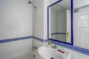 Badekar, hårføner og håndklær