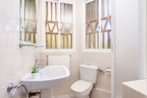 Bathtub, free toiletries, hair dryer, bidet
