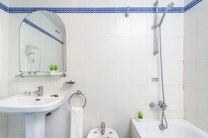 Bathtub, free toiletries, hair dryer