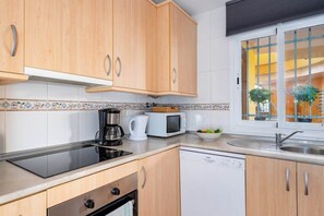 Kjøleskap, mikrobølgeovn, ovn og kokeplater