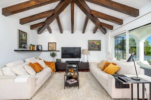 Smart-TV, peis og kontorer