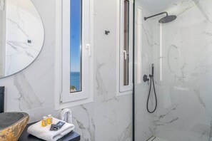 Shower, hair dryer, towels