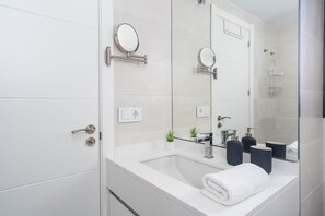 Shower, hair dryer, towels